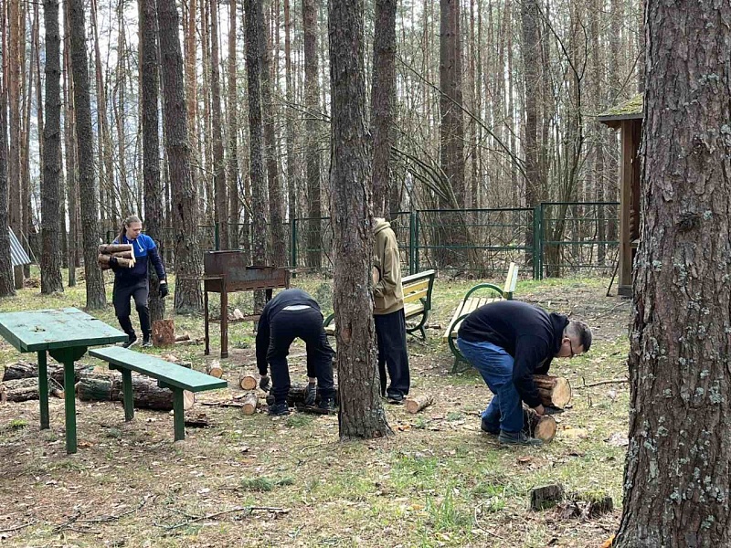 МОЛОДЕЖЬ МОГИЛЕВЛИФТМАШ БЛАГОУСТРАИВАЕТ БАЗУ ОТДЫХА В ЧЕЧЕВИЧАХ!
