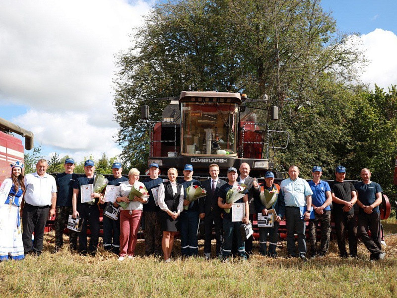 Чествование хлеборобов на полях СК "Дуброва"