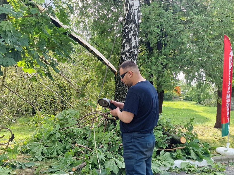 Лифтостроители борются с последствиями ночной стихии