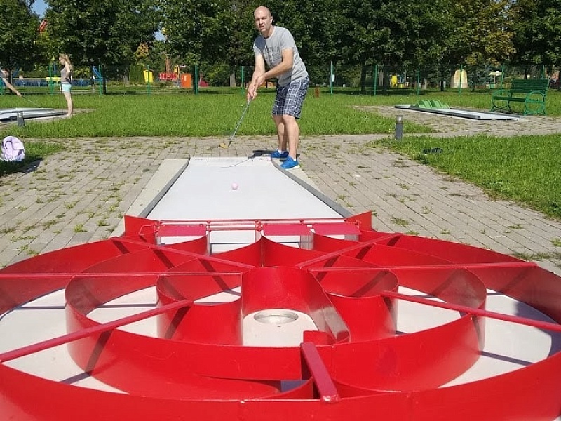 Благотворительный турнир по мини-гольфу 