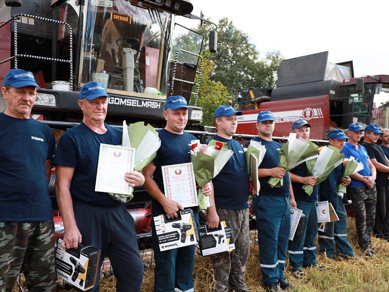 Чествование хлеборобов на полях СК "Дуброва"