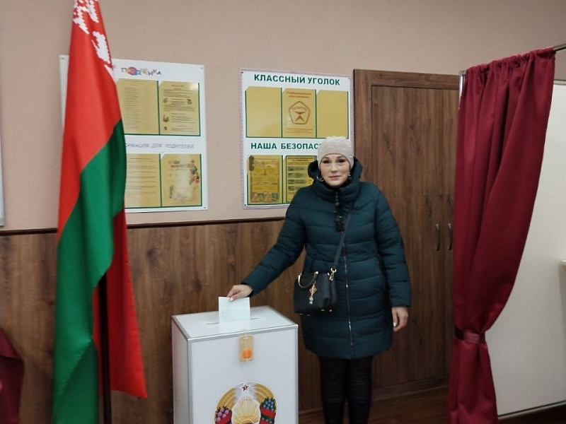 Работники ОАО "Могилевлифтмаш" голосуют на выборах Президента Республики Беларусь.