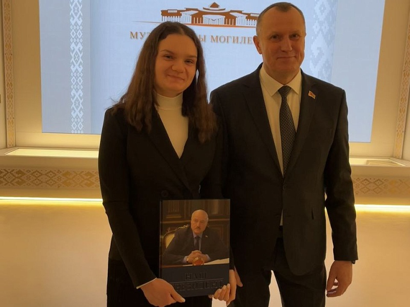 Диалог о будущем: в Музее Славы Могилевщины прошла встреча Анатолия Исаченко с молодыми специалистами