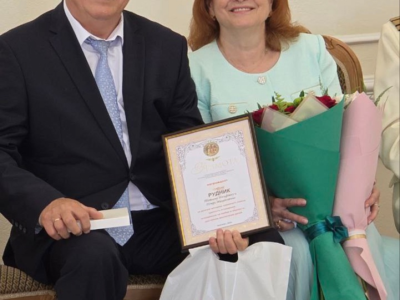 В атмосфере любви и торжества Дворец бракосочетания Могилева приветствовал пары, отметившие значимые юбилеи совместной жизни: 58, 52, 43 и 47 лет, прожитых рука об руку!