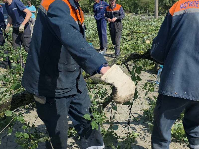 Лифтостроители борются с последствиями ночной стихии