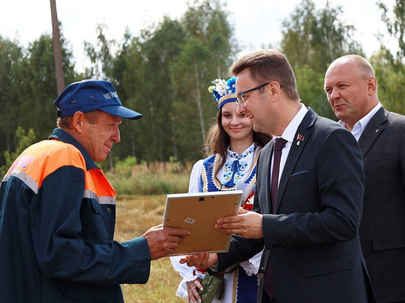 Чествование хлеборобов на полях СК "Дуброва"