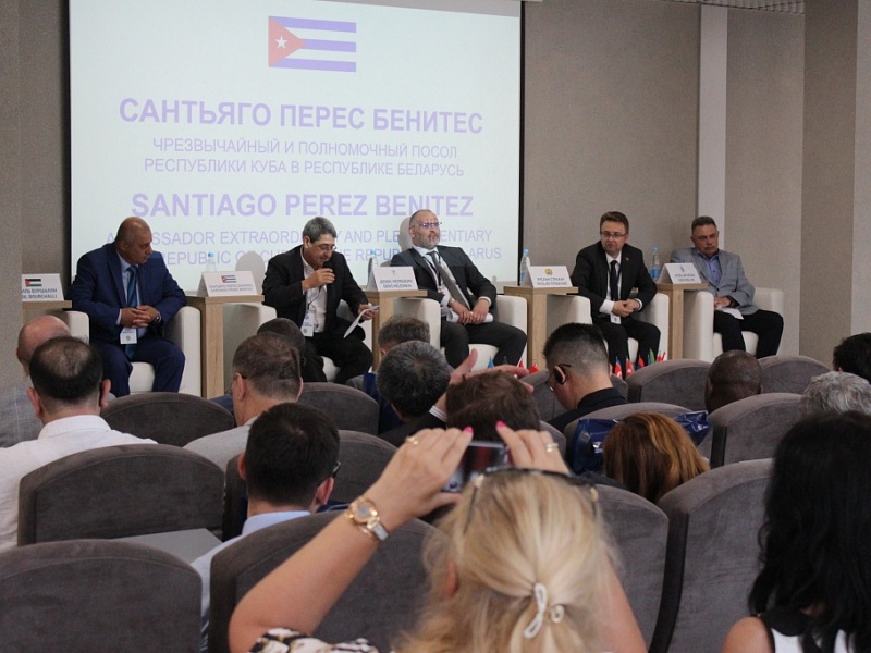 В рамках деловой программы, приуроченной к празднику "Александрия собирает друзей", наше предприятие посетила делегация дипломатов