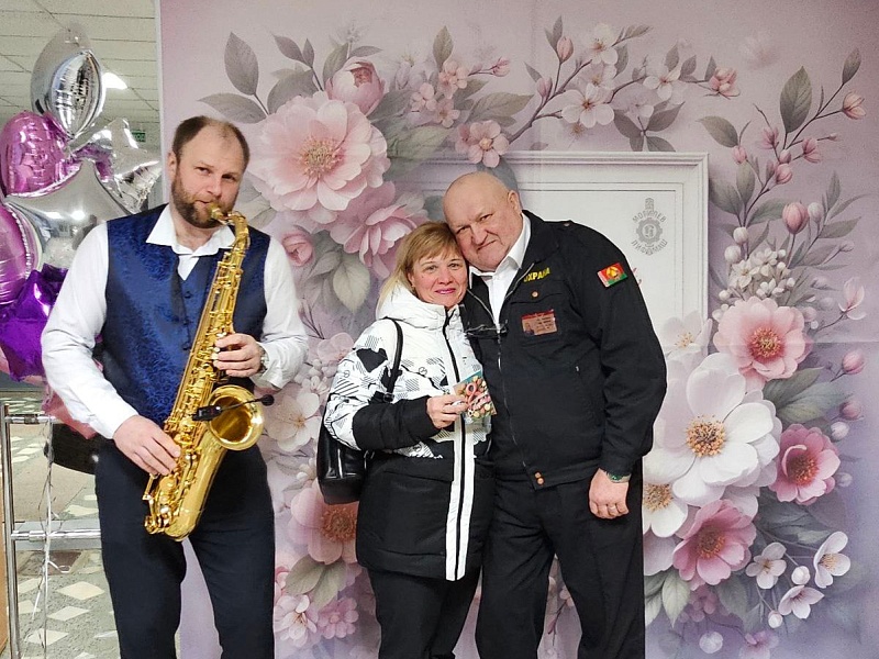 ПРАЗДНИЧНОЕ НАСТРОЕНИЕ ДЛЯ ПРЕКРАСНЫХ ЗАВОДЧАНОК