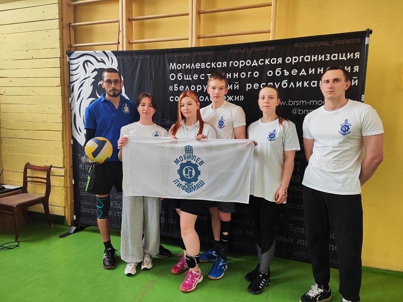 ЛИФТОСТРОИТЕЛИ НА ВОЛЕЙБОЛЬНОЙ ПЛОЩАДКЕ!